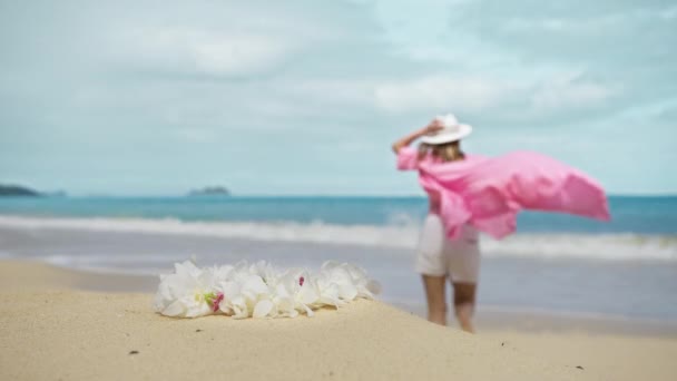 지방의 난초에는 목걸이가 걱정없는 여자가 분홍색 바다로 뛰어가는 기분이야 속에서 — 비디오