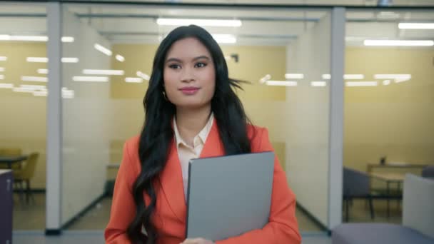 매력적 사업녀는 성공적 회의나 면접을 후즐거운 미소를 짓는다 사무실에서 스케이트보드를 — 비디오