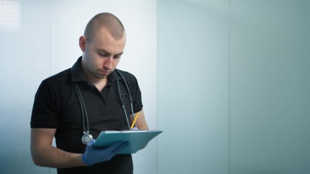 Portrait Positive Man Veterinarian Making Notes Paper Clipboard Veterinary Clinic — Stock Video