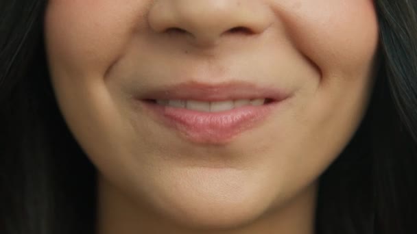 快乐微笑的人的亲密的概念 拥有健康皮肤和美丽的白牙的随意女性快乐地微笑着 粉红嘴唇的背景 表达情感乐趣和快乐生活方式的概念4K — 图库视频影像