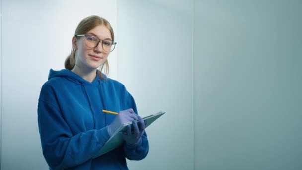 Portrét Pozitivní Ženy Veterinář Modré Uniformě Dělat Poznámky Papírové Podložce — Stock video