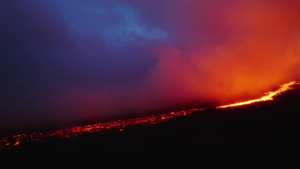 Niesamowite Niebo Purpurowymi Chmurami Deszczu Świecącymi Gorącej Rzeki Lawy Wulkanicznej — Wideo stockowe
