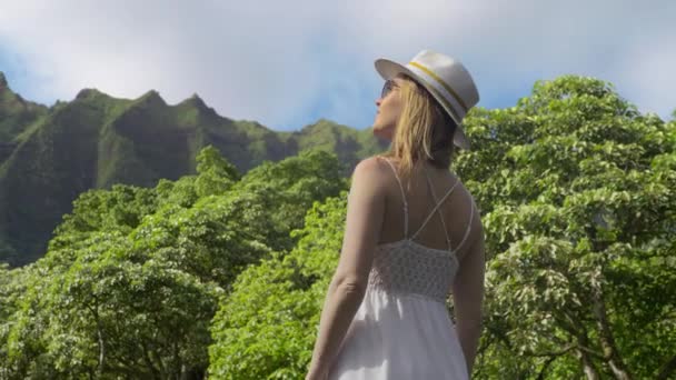 Tânăra Femeie Sexy Este Insula Exotică Smarald Verde Pacific Oahu — Videoclip de stoc