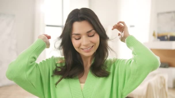 Kobieta Naprawia Piękne Włosy Rano Modelka Kręconymi Włosami Uśmiechnięta Flirtująca — Wideo stockowe