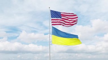 Yavaş çekim Ukrayna Bayrağı 4K, Austin şehri Teksas 4K İHA 'sında. Amerika ve Ukrayna 'nın bayraklarıyla destansı bir arka plan. Rüzgara iltifat eden güzel mavi gökyüzü ve arkasında beyaz bulutlar.