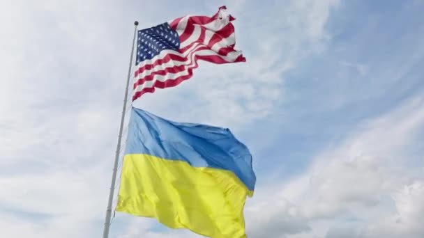 Український Прапор Відмовляється Від Вітру Американським Прапором Кінематичний Повітряний Дрон — стокове відео