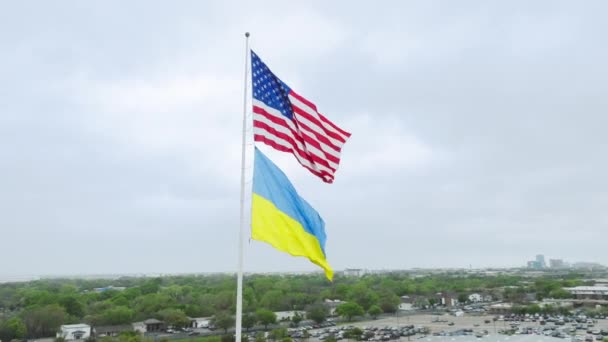 Cinematic Aerial Drone Shot Ukrainian Flag Waiving Wind Usa Flag — Stock Video