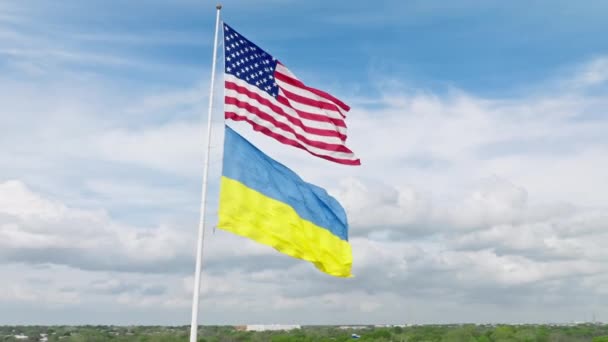 Vlajka Usa Nad Modrou Žlutou Ukrajinskou Vlajkou Austin City Texas — Stock video
