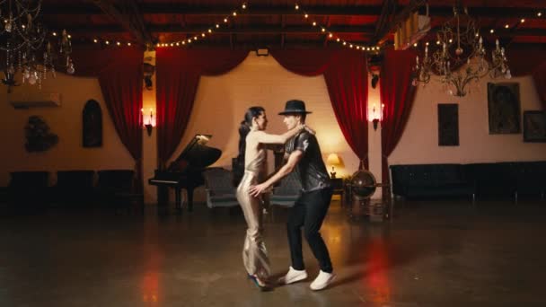 Erkek Dansçı Tiyatroda Sahnede Akrobatik Dans Figürleri Sergilerken Kadın Partnerini — Stok video