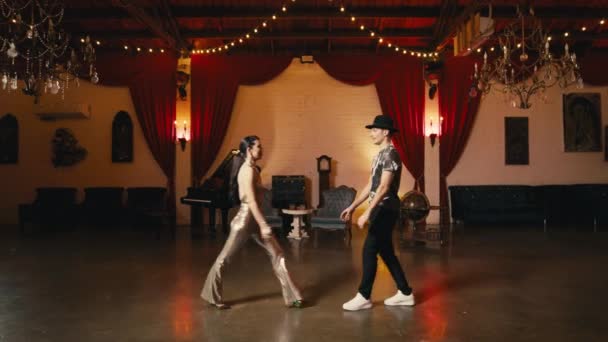 Kobieta Tancerka Wskakuje Ręce Partnera Aby Trenować Akrobatyczny Element Tańca — Wideo stockowe