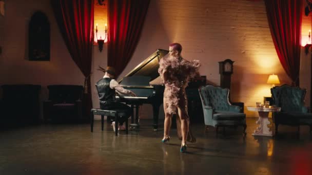 Şehvetli Çift Karanlık Retro Klasik Stüdyoda Tutkulu Arzu Koreografisi Yapıyor — Stok video