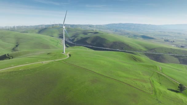 Turbina Wiatrowa Obracająca Się Dużymi Łopatami Wirnika Celu Wytworzenia Zrównoważonej — Wideo stockowe