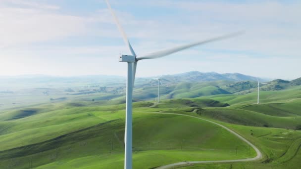 Vista Aérea Panorâmica Turbina Eólica Dia Ensolarado Com Colinas Verdes — Vídeo de Stock