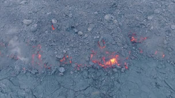 黒い石炭の煙で流れる赤い熱い溶岩と凍結の無人機上の美しい空中ショット 太平洋のハワイ島で活発な火山の煙の表面アメリカの野生の自然信じられないほどの自然イベント — ストック動画