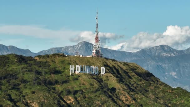 Yazın Yeşil Tepelerde Bulutlar Hareketli Arka Planda Dağlarla Ünlü Hollywood — Stok video