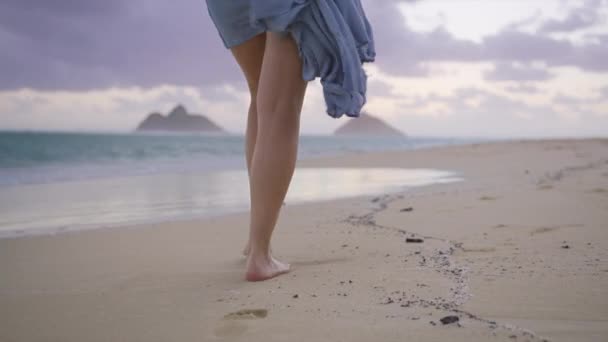 Movimento Lento Vicino Piedi Donna Camminando Piedi Nudi Spiaggia Panoramica — Video Stock