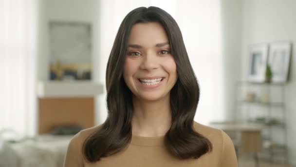 Pozitivní Žena Dívá Kameru Usmívá Bílými Zdravými Zuby Pojem Pozitivní — Stock video