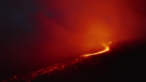 ハワイ火山噴火の4Kドローン航空ビデオ2022 太平洋のマウナロア大島のキラウエア火山世界で最も活発な火山の1つ 暗い夜に熱い溶岩と火口のマグマ — ストック動画