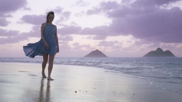 Mulher Andando Descalça Longo Praia Oceano Levantando Braços Alegremente Respirando — Vídeo de Stock