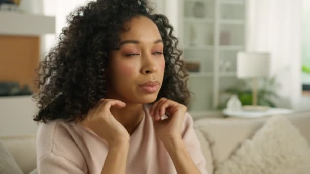 Großaufnahme Gesicht Traurig Nachdenkliche Junge Afroamerikanische Alleinstehende Frau Die Wegschaut — Stockvideo