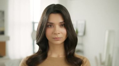 Kendine güvenen profesyonel öğretmen, mali danışman, hesap yöneticisi. Genç ve güzel girişimci iş kadını, kadın avukat ya da muhasebeci ofiste vesikalık iş fotoğrafı için poz veriyor.