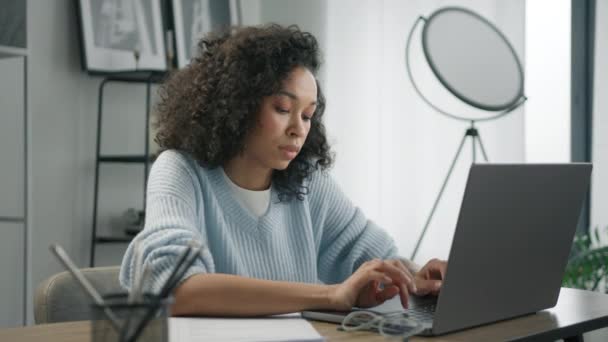 Bildungskonzept Der Universität Porträt Eines Schwarzen Mädchens Benutzt Laptop Tippt — Stockvideo