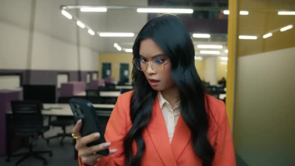 Close Estressado Chateado Mulher Multi Racial Asiática Com Smartphone Trabalhando — Vídeo de Stock
