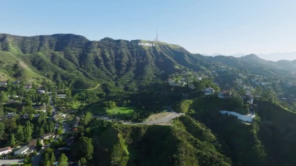 Scenic Antenne Boven Hollywood Lake Buurt Huizen Schilderachtige Groene Heuvels — Stockvideo