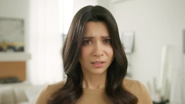 Sorunları olan sinirli bir kadın. Evde yalnız başına kameraya poz vermek için psikolojik yardıma ihtiyacı var. Üzgün bir genç kadın kendini kötü hissediyor. Kız endişeli endişeli, utangaç, yavaş.