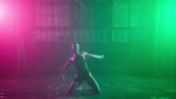 Κινηματογραφικό Βίντεο Νεαρής Πανέμορφης Επαγγελματικής Χορεύτριας Βρεγμένο Κοστούμι Που Εκτελεί — Αρχείο Βίντεο