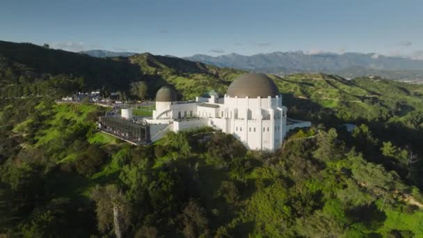 Закрыть Воздушную Обсерваторию Гриффит Купол Знак Голливуда Зеленом Холме Расстоянии — стоковое видео