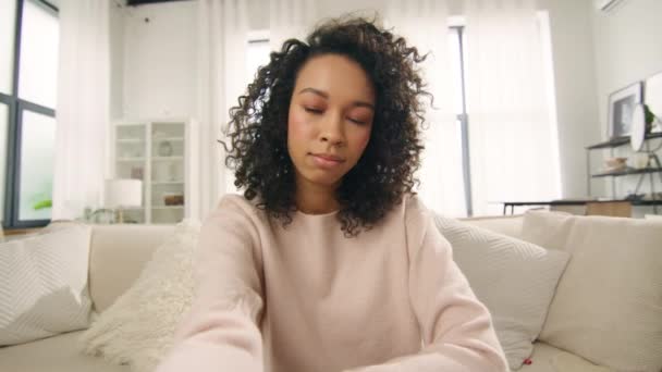 Afro Amerikalı Bir Kız Tacizciyle Yıkıcı Bir Ilişkiden Bahsediyor Stresle — Stok video