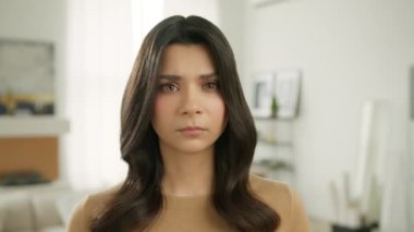 Mutsuz savunmasız kadın stresle başa çıkıyor. Üzgün, düşünceli, genç bir bayanın yüzünü kapat. Evde yalnızlık depresyonundan muzdarip. Kızgın bir kız, tacizciyle yıkıcı bir ilişkiden sonra kalbi kırık hissediyor.