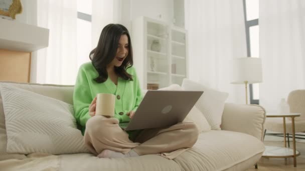 Retrato Mujer Negocios Feliz Disfrutando Del Éxito Mirando Computadora Portátil — Vídeo de stock