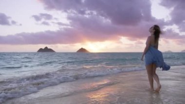 Sinematik ilham perisi tatil gezisi. Hafta sonu deniz meltemi yaz tatili titreşimleri. Gezgin şehvet kaşifi ağır çekim 4K. Hawaii adasında mutlu turistler. Kadın harmonisi Pasifik Okyanusu Lanikai plajı