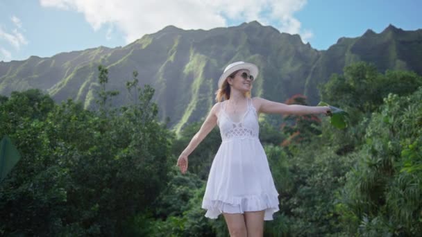 Attraente Donna Turistica Che Cammina Cime Verdi Mozzafiato Sfondo Nella — Video Stock
