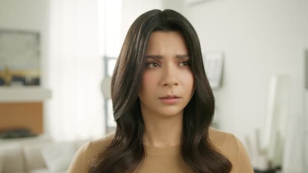 Upprörd Kvinnlig Ansikte Ledsen Stressad Latinamerikansk Flicka Med Krossat Hjärta — Stockvideo