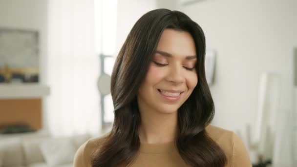 Flirtující Výraz Elegantní Dívky Hnědýma Očima Přirozeným Make Upem Detailní — Stock video