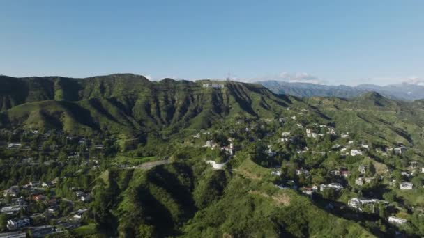 Latanie Kierunku Słynnego Hollywood Znak Pięknych Zielonych Wzgórzach Słoneczny Letni — Wideo stockowe