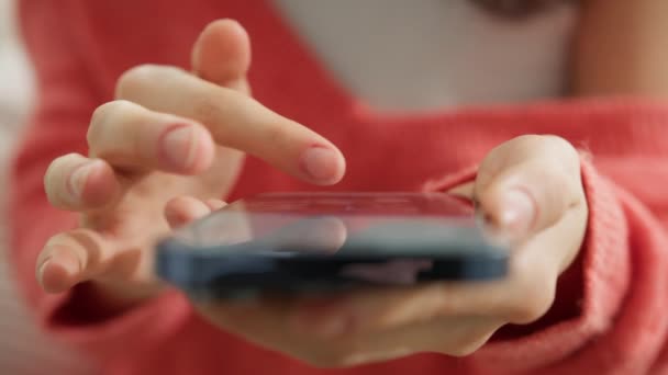 Cinemático Close Tiro Dedo Mulher Tocando Tela Smartphone Moderno Menina — Vídeo de Stock