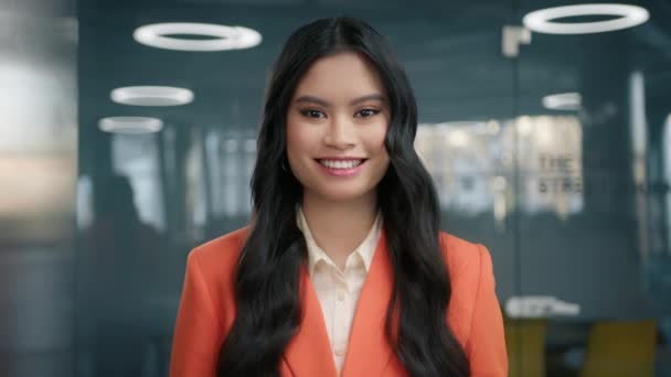 Portrait Wunderschöne Dunkelhaarige Junge Asiatische Frau Die Charmant Lächelt Während — Stockvideo