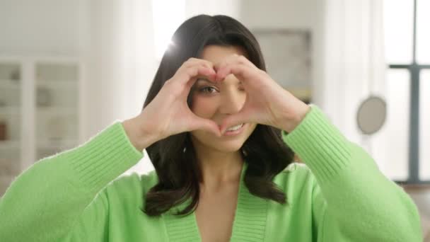 Yakın Plan Mutlu Esmer Kadın Parmaklarıyla Kalp Hareketi Yapıyor Sevgiyi — Stok video