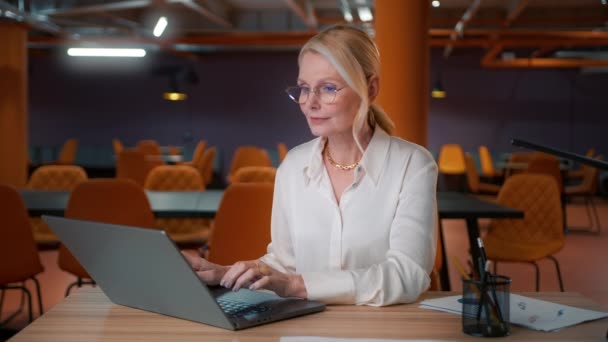 Dojrzałe Dorosłych Ceo Kobieta Profesjonalny Menedżer Marketingu Pomocą Laptopa Zmęczona — Wideo stockowe