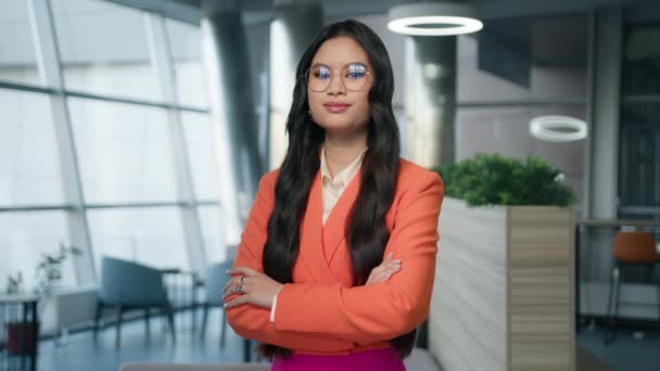 千年に一度のスマートアジア20代は眼鏡で自信のあるビジネス女性を成功させました 強い女性ボス 女性リーダー多人種間の女性で現代ジャケットポーズ交差腕を見てカメラオフィス — ストック動画
