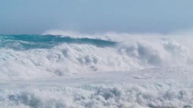 Doku ve rüzgar spreyli ağır çekim varil dalgası. Mavi Hawaii adası Kuzey kıyısındaki Oahu 'da yavaş çekim yapan doğal harikalar. Sert rüzgar ile tehlikeli sörf koşulları 4K