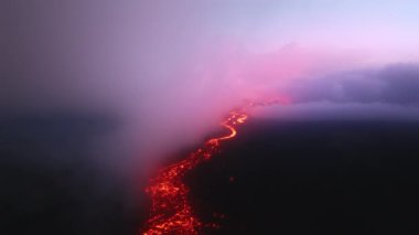 Aktif volkan patlamasında sinematik muhteşem lav nehri. Mauna Loa yanardağındaki Kilauea Ulusal Parkı 'nda yanan sıcak kırmızı lav toprağı. Destansı hava manzaralı magma lav nehri pembe günbatımında akıyor