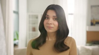 Endişeli, Latin kökenli, bin yıllık güzel bir kız. Web kamerasına konuşan güzel bir yüz. Evde görüntülü konuşan genç bir kadın sanal görüntülü zoom uygulaması ile çevrimiçi. Web kamerası görüntüleme toplantısı