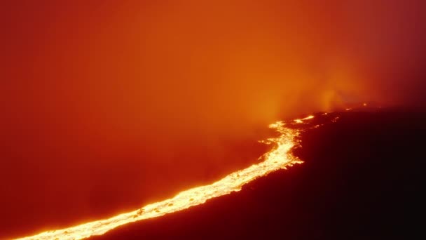 从夏威夷岛活火山上的火山口流出的熔岩河上方的疯狂的飞掠 空中闪烁着夜空中的岩浆和莫纳罗山上方的橙色云彩 令人难以置信的戏剧性火山爆发 — 图库视频影像
