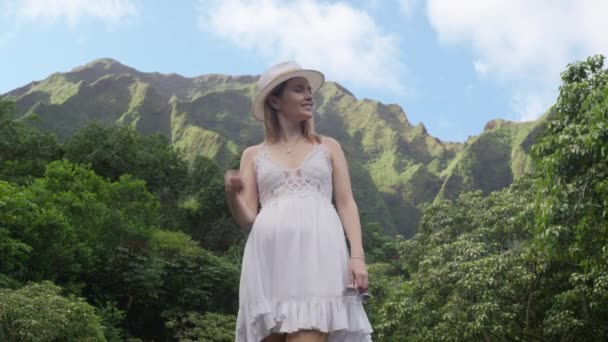 Młoda Piękna Blondynka Białej Sukience Boho Przechadzająca Się Zielonym Ogrodem — Wideo stockowe