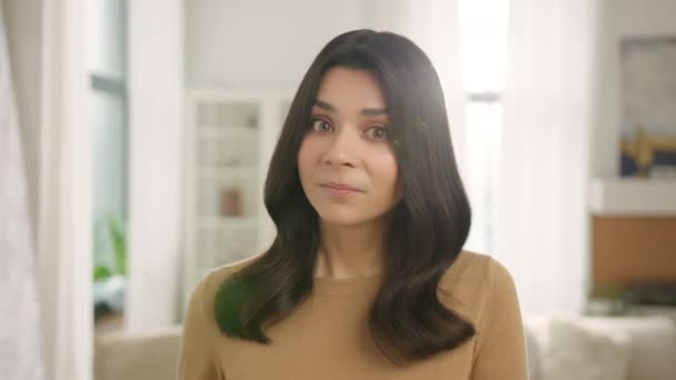 Besorgt Ziemlich Hispanischen Lateinamerikanischen Millennial Mädchen Schönes Gesicht Schüttelt Den — Stockvideo